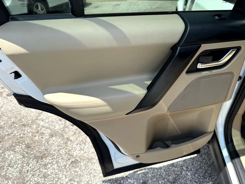 2015 Land Rover LR2 Image 13
