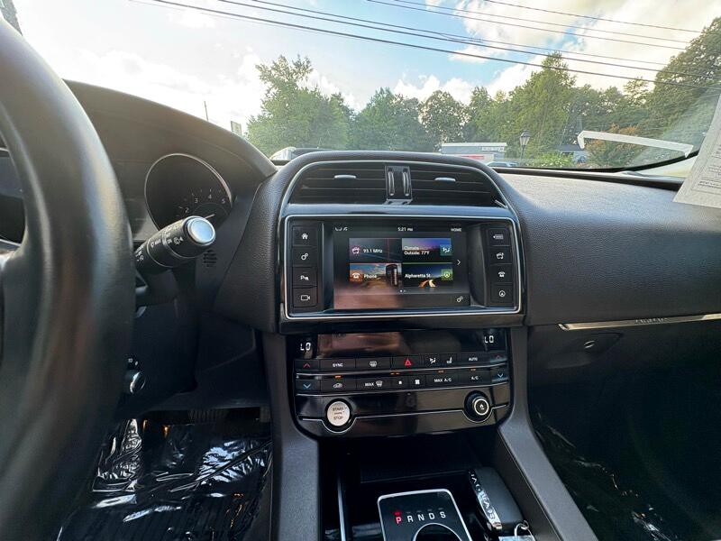 2017 Jaguar F-PACE Image 16