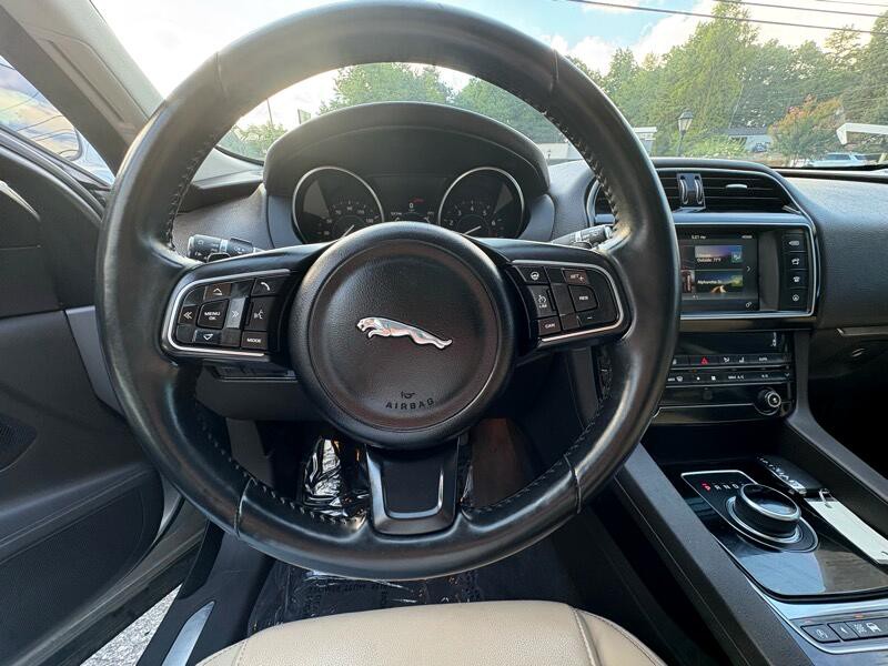 2017 Jaguar F-PACE Image 18