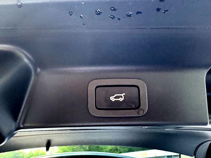 2017 Jaguar F-PACE Image 28