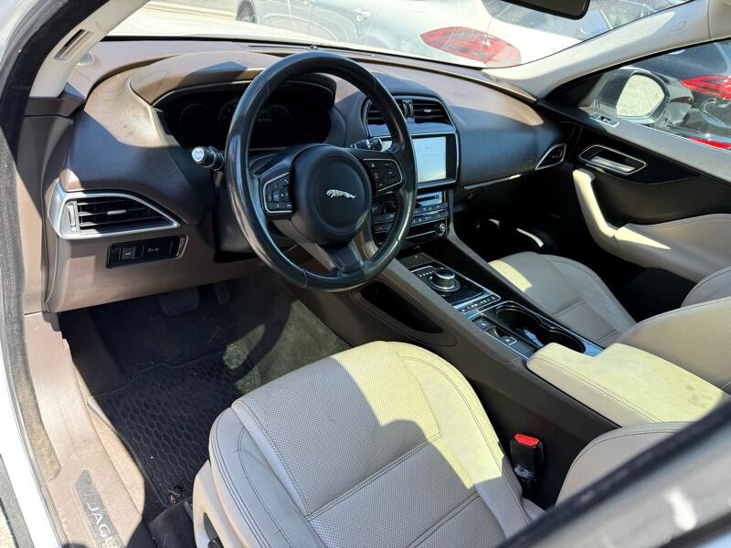 2017 Jaguar F-PACE Image 10