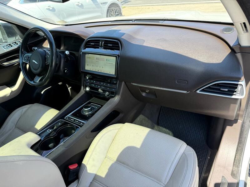 2017 Jaguar F-PACE Image 17