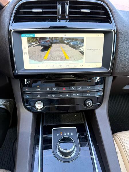 2017 Jaguar F-PACE Image 24