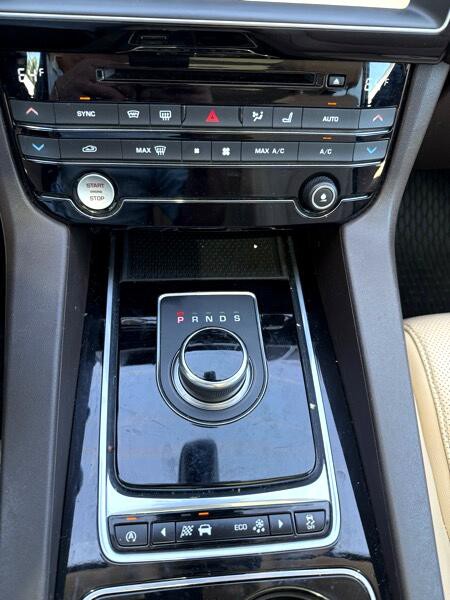 2017 Jaguar F-PACE Image 25