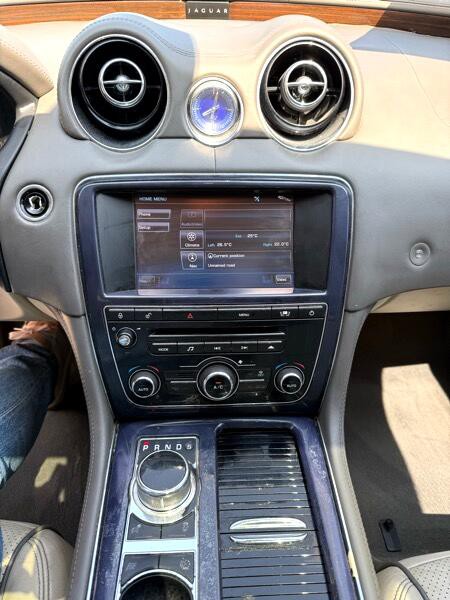 2011 Jaguar XJ Image 12