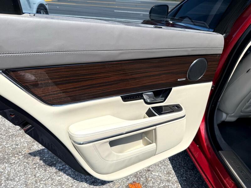 2011 Jaguar XJ Image 16