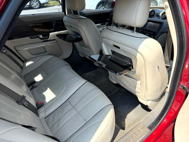 2011 Jaguar XJ Image 24