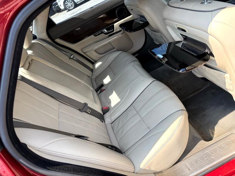 2011 Jaguar XJ Image 25