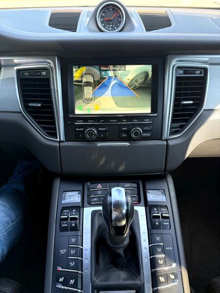 2015 Porsche Macan Image 11