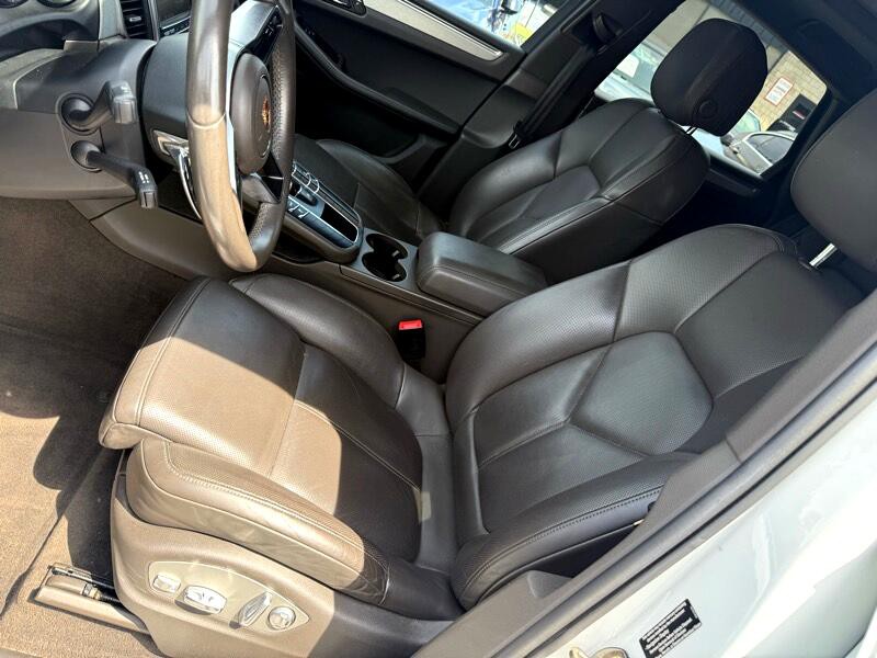 2015 Porsche Macan Image 16