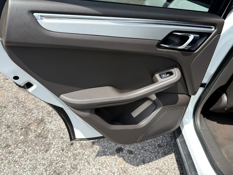 2015 Porsche Macan Image 17