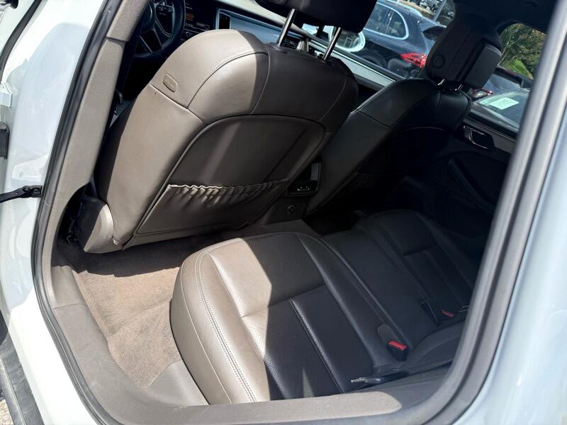 2015 Porsche Macan Image 18