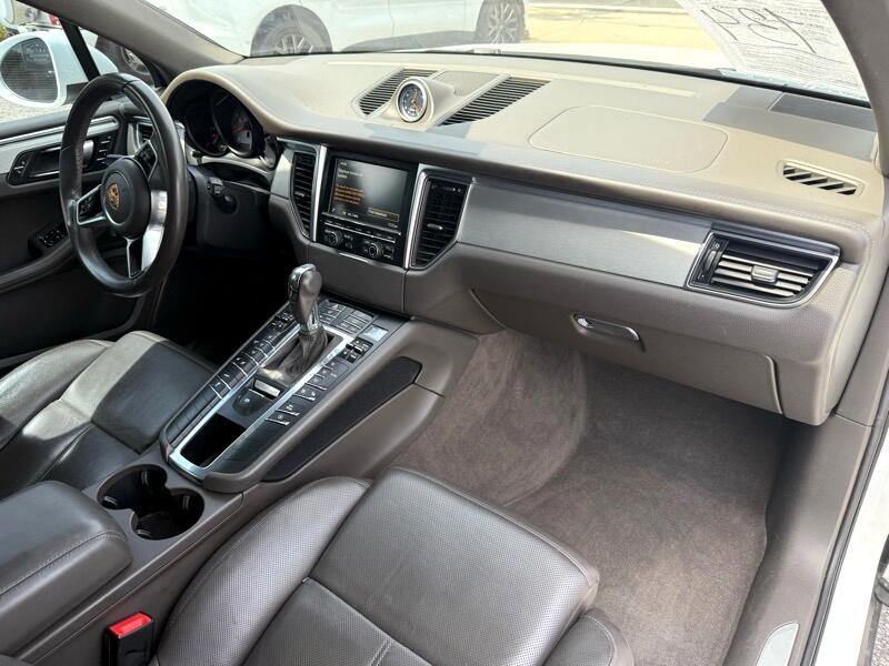 2015 Porsche Macan Image 21