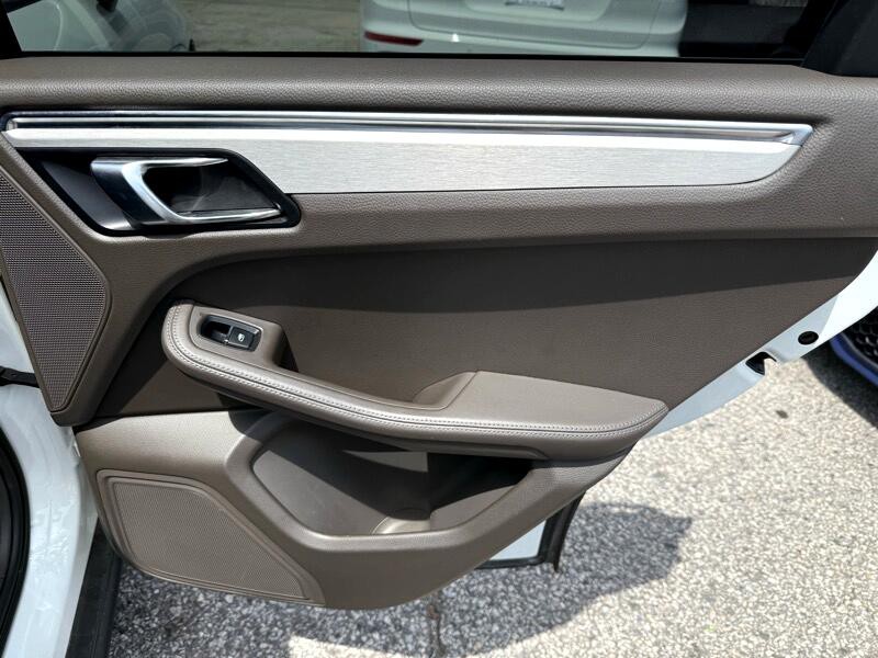 2015 Porsche Macan Image 23