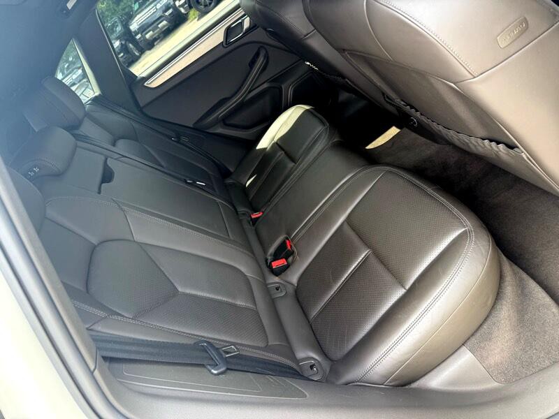 2015 Porsche Macan Image 25