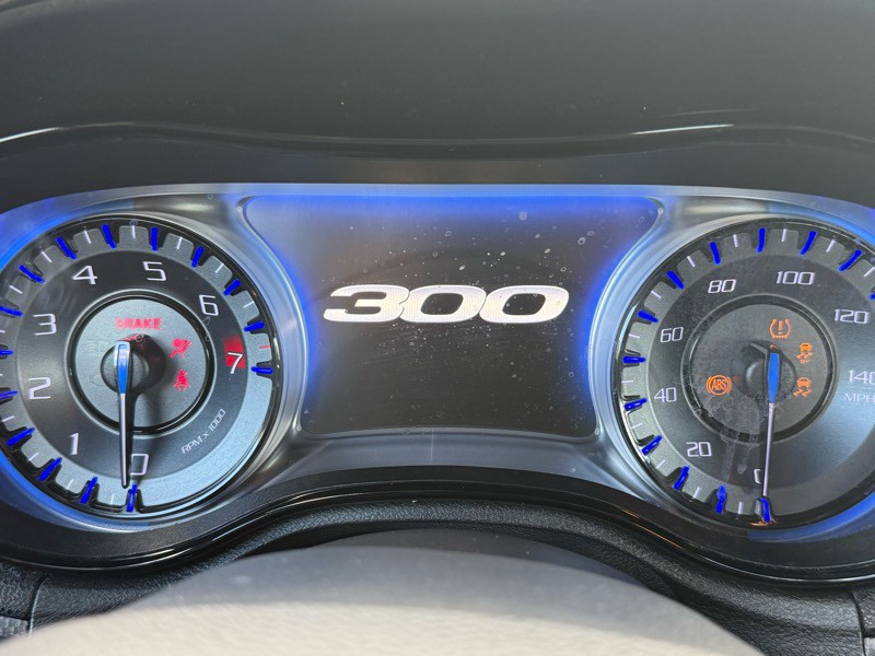 2016 Chrysler 300 Image 10