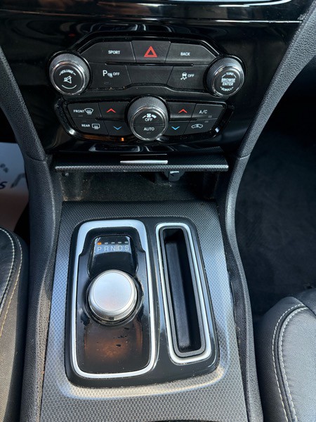 2016 Chrysler 300 Image 13