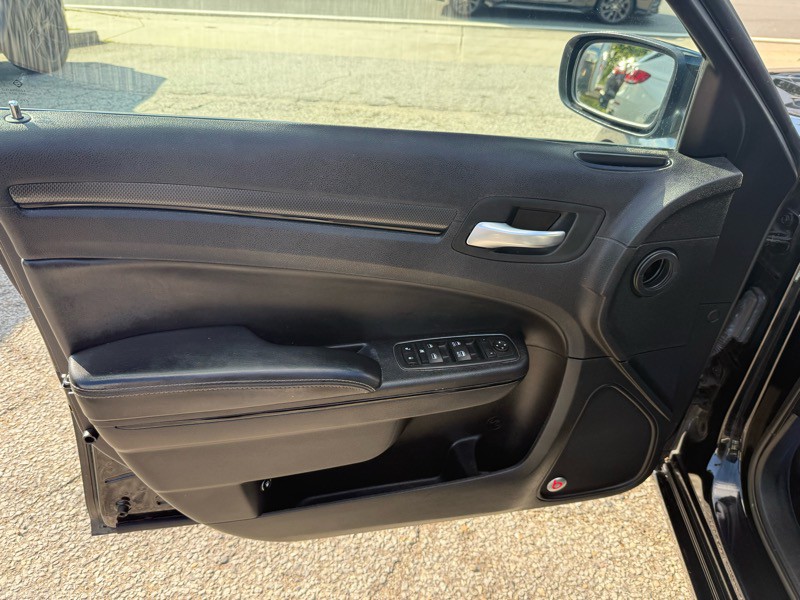 2016 Chrysler 300 Image 16