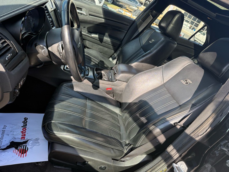2016 Chrysler 300 Image 18