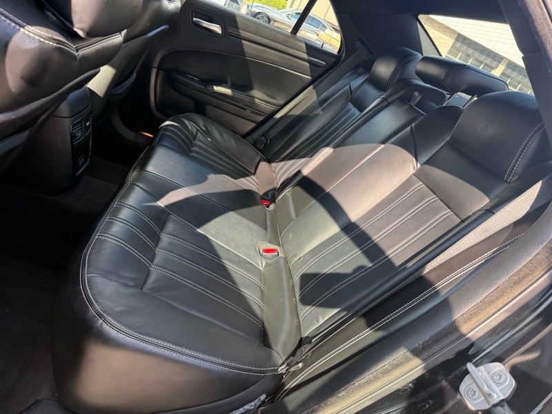 2016 Chrysler 300 Image 21