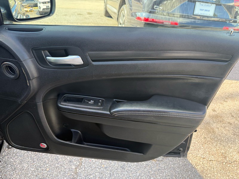 2016 Chrysler 300 Image 22