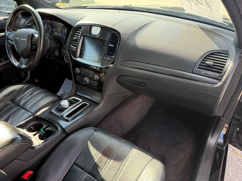 2016 Chrysler 300 Image 23