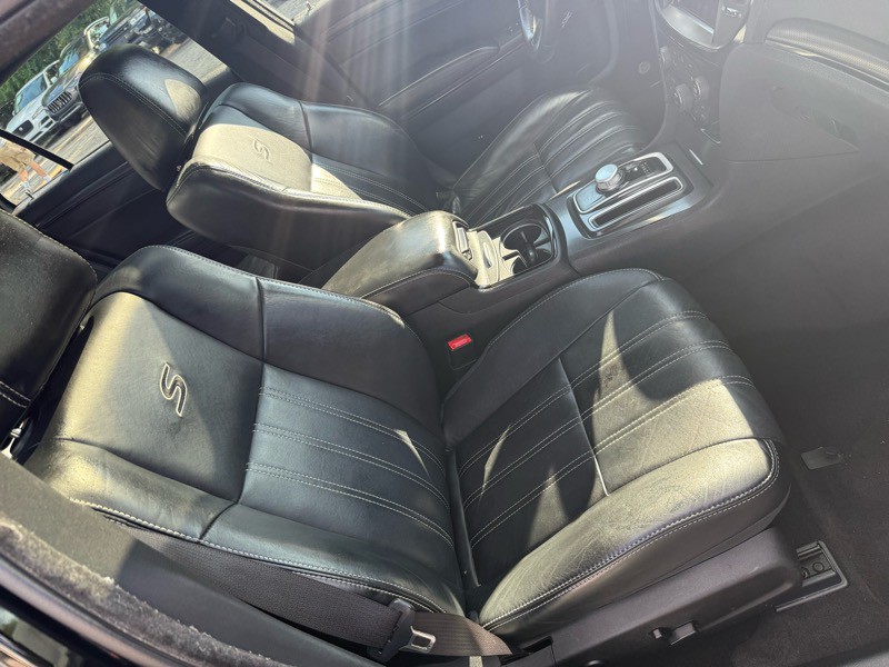 2016 Chrysler 300 Image 24