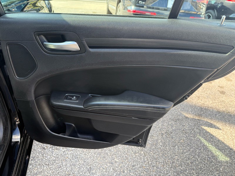 2016 Chrysler 300 Image 25