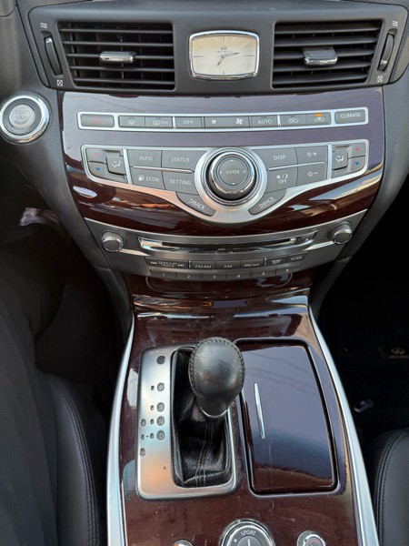 2015 INFINITI Q70 Image 11