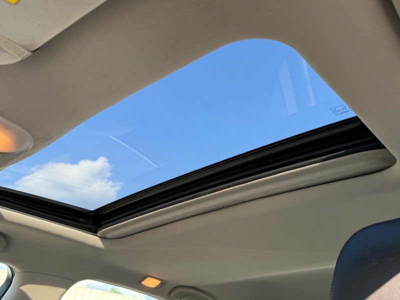 2015 INFINITI Q70 Image 12