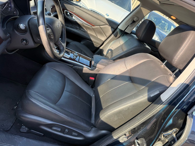 2015 INFINITI Q70 Image 17