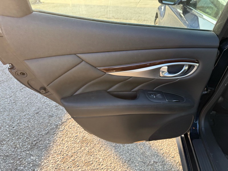 2015 INFINITI Q70 Image 18