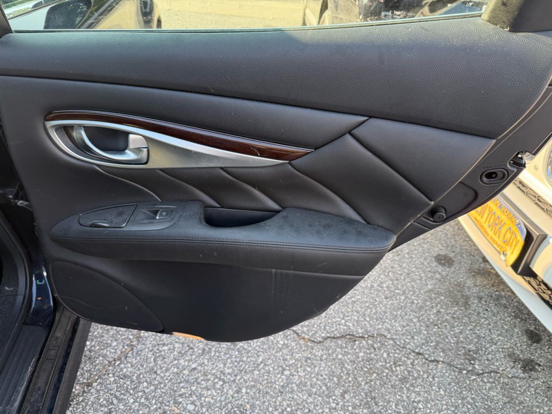 2015 INFINITI Q70 Image 24