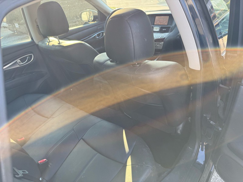 2015 INFINITI Q70 Image 25