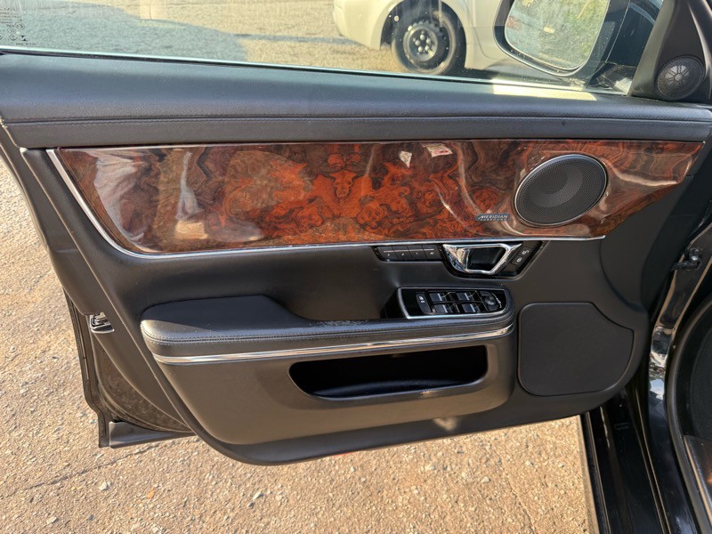 2016 Jaguar XJ Image 9
