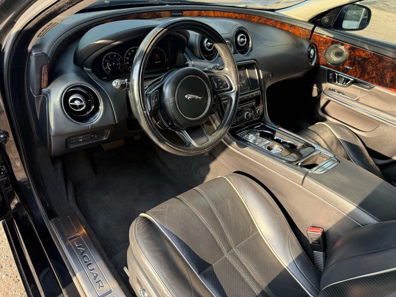 2016 Jaguar XJ Image 10