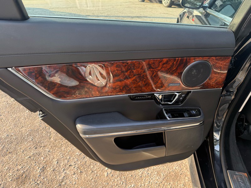 2016 Jaguar XJ Image 12