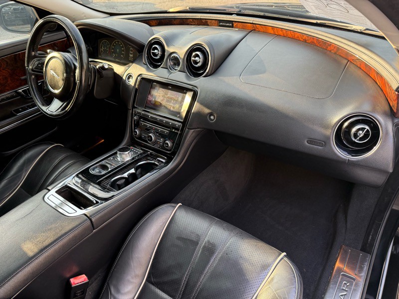 2016 Jaguar XJ Image 16