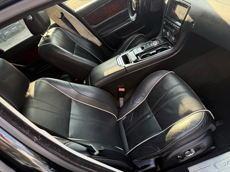 2016 Jaguar XJ Image 17