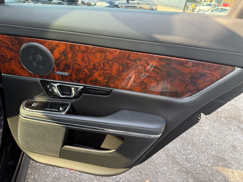 2016 Jaguar XJ Image 19