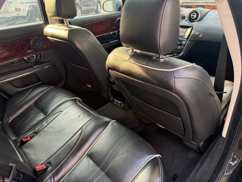 2016 Jaguar XJ Image 20