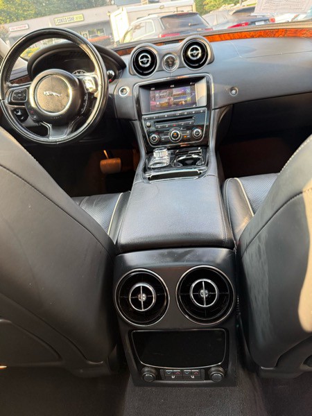 2016 Jaguar XJ Image 22
