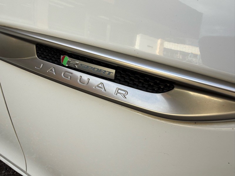 2017 Jaguar XF Image 4