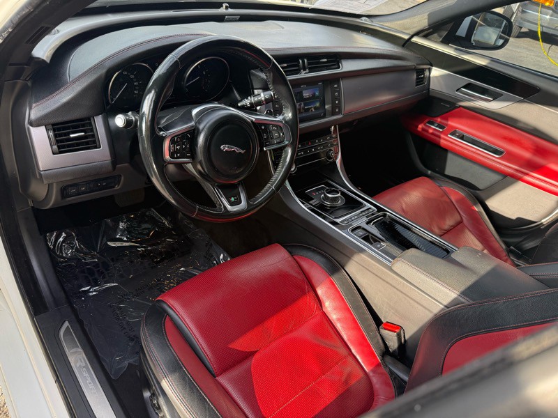 2017 Jaguar XF Image 18