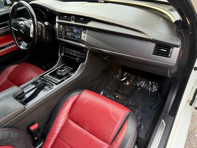 2017 Jaguar XF Image 24