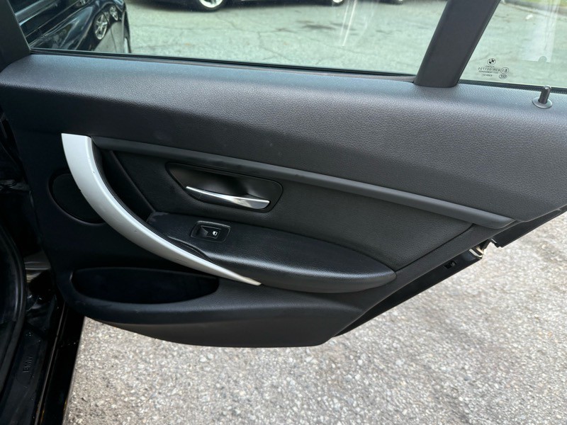 2013 BMW 3 Series Image 21