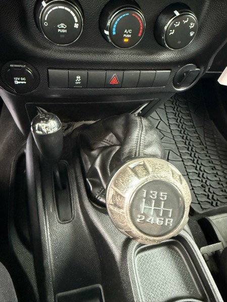 2013 Jeep Wrangler Image 13