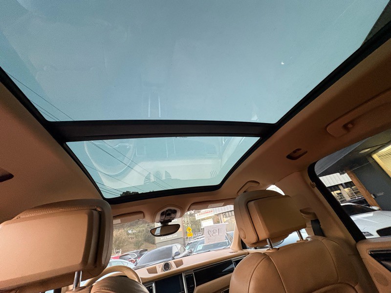 2015 Porsche Macan Image 11