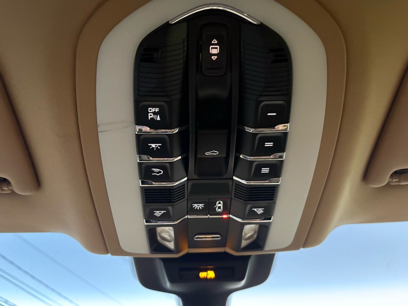 2015 Porsche Macan Image 12