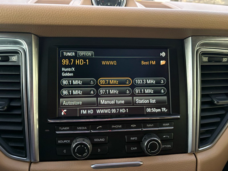 2015 Porsche Macan Image 16